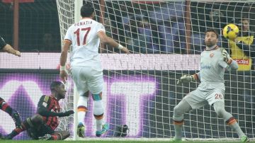 Cristian Zapata (izq.) anota el primer gol de Milan ante Roma, ayer en el partido de cierre de la jornada  en el Estadio  Giuseppe Meazza.