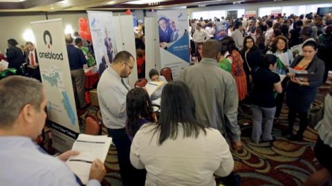 Cientos de personas en busca de trabajo se congregaron  en una feria de empleo en Florida.