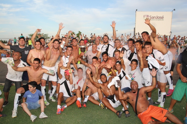 Jugadores del Danubio festejan la obtención del título uruguayo.