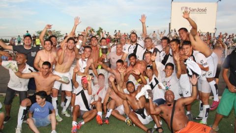 Jugadores del Danubio festejan la obtención del título uruguayo.
