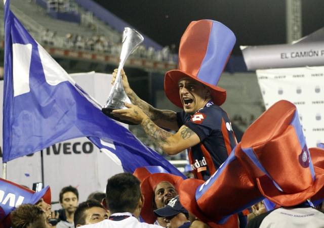 Leandro Romagnol, capitán de San Lorenzo, levanta el trofeo de campeón.