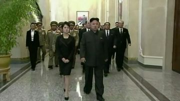 Kim Jong Un recibió el respaldo de su equipo de funcionarios.