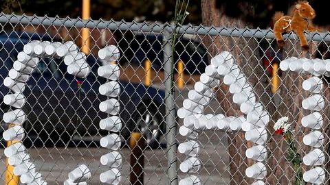 Los estudiantes de la Secundaria Arapahoe montaron un altar en memoria de la joven Claire Davis, quien sigue hospitalizada en estado de coma.