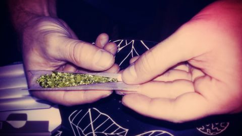 La nueva ordenanza del concejo de Denver  impondría multas, pero no cárcel, a los jóvenes que consuman hasta una onza de marihuana recreativa.