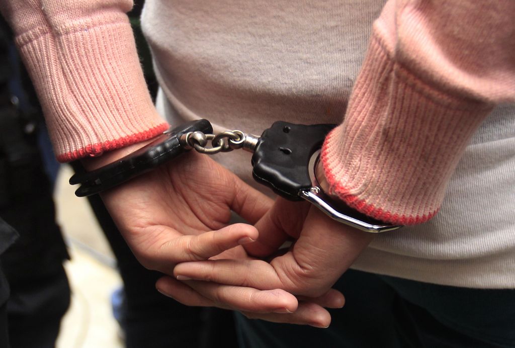 Las autoridades indicaron que en el medio centenar de mujeres arrestadas hay una menor de 16 años.
