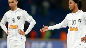 Diego Tardelli y Ronaldinho se lamentan, tras la eliminación del Atlético Mineiro del Mundial de Clubes