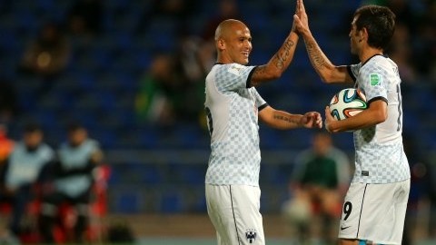 Humberto Suazo y César "Chelito" Delgado celebran uno de los goles del Monterrey