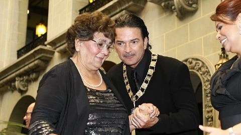 La madre de Arjona (centro), Nohemí Morales (i), falleció el 4 de diciembre de una complicación cardíaca.