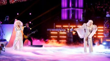 Gaga (d) y Aguilera (i) lucieron atuendos plateados y el pelo de color rubio platino durante su actuación.