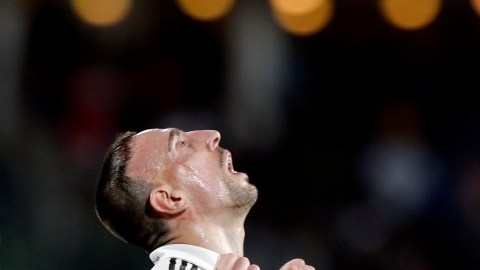 El francés Franck Ribery celebra después de abrir el marcador para el Bayern Munich en la cancha del Estadio Adrar de Agadir.