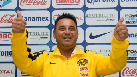 Antonio Mohamed, con una enorme sonrisa, posa para la fotografía como nuevo timonel del América.