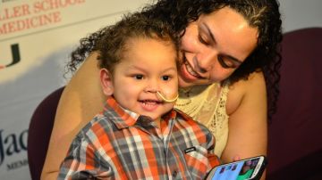 Aracelis Ortiz juega con su hijo Adonis Ortiz. El niño ha pasado la mayor parte de sus tres años de vida en el hospitall.