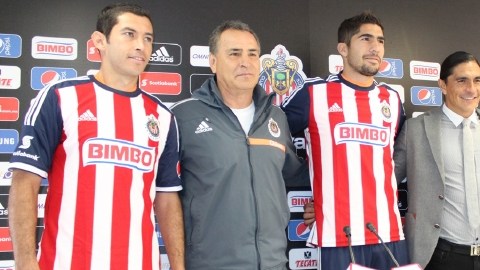 Israel Castro (izq.), Jair Pereira (centro) y Gerardo Rodríguez (der.) lucen la piel del Rebaño.