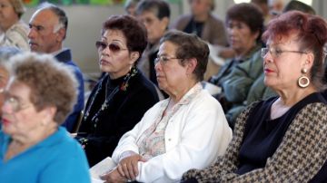 Photo by Jose Emilio Flores/La Opinión -- - LOS ANGELES,CA- Senior Citizens listen to Congresswoman Hilda Solis speak about Medicare. Photo by J. Emilio Flores/La Opinion ph011291