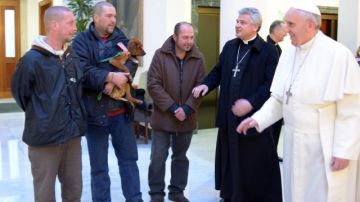 Francisco conversa con tres personas sin hogar en la Ciudad del Vaticano.