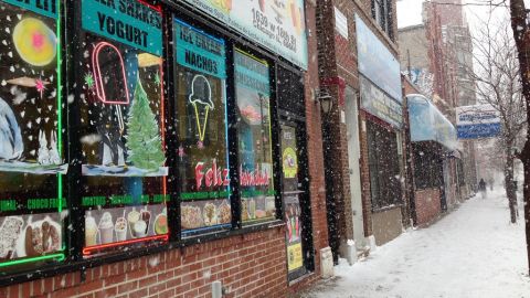 La iniciativa busca ayudar los comerciantes latinos con raíces en la comunidad y los que acaban de abrir sus puertas y comparten una banqueta a lo largo de la calle 18.