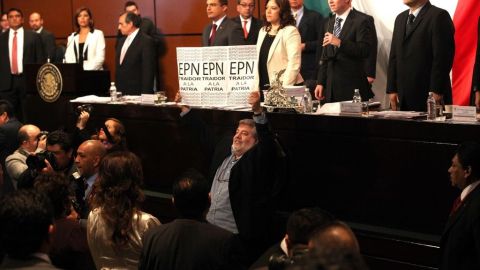 Un grupo de legisladores de izquierda sostienen pancartas que leen: "EPN, traidor a la patria", mientras se declaraba constitucional la reforma energética.