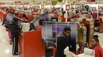 Clientes realizan compras en un almacén de Target en Alexandria, Virginia.