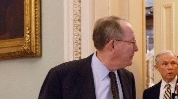 Los senadores (de i a d) Lamar Alexander, Jeff Sessions y Susan Collins se dirigen a votar el proyecto de ley de presupuesto de los dos partidos que impedirá el cierre del gobierno, en el Capitolio en Washington.