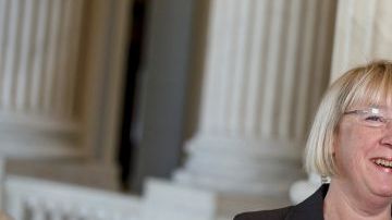 Patty Murray, presidenta del Comité de Presupuesto del Senado, arquitecta del acuerdo presupuestario bipartidista negociado con el representante Paul Ryan, celebra el voto del Senado que aprobó el presupuesto.