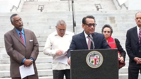 El concejal Gil Cedillo anuncia la resolución de la ciudad de Los Ángeles a favor de detener deportaciones.