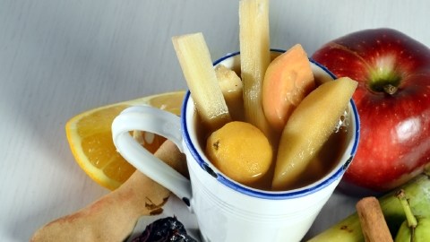 El ponche de frutas puede servirse caliente o frío.