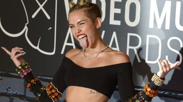 Miley Cyrus dijo que no sabe cómo sonreír y que le resulta muy incómodo hacerlo cuando le toman fotos.