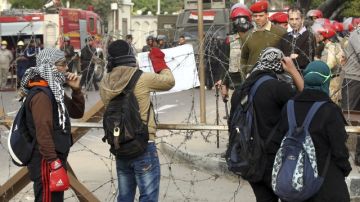 Estudiantes egipcios afines al depuesto presidente islamista Mohamed Mursi se enfrentan a unos soldados egipcios durante un acto de protesta en El Cairo.