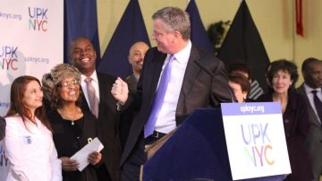 La propuesta para incrementar los impuestos a ricos serviría para sufragar la iniciativa educativa del alcalde electo de Nueva York que fue anunciada ayer en una escuela de Brooklyn.