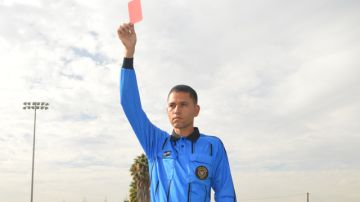 Osvaldo Delgado no duda para sacar la tarjeta roja cuando el jugador lo amerita.