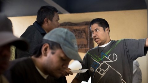 Carlos Jair González ayuda a uno de los deportados recién llegados al refugio del Padre Chava, en Tijuana 29.