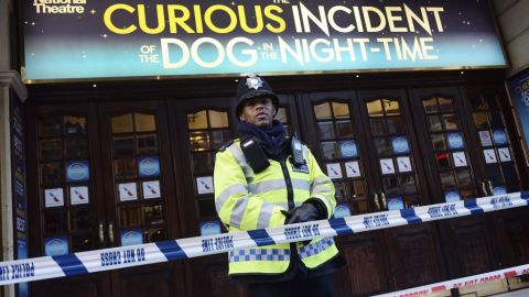Inspectores de seguridad revisaron 52 teatros en Londres para asegurarse de que no ocurra un desplome como el reportado en el Apollo el jueves.