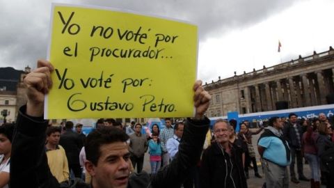 Manifestantes gritan consignas en contra del procurador general de Colombia, Alejandro Ordóñez, por destituir al alcalde de Bogotá, el pasado 9 de diciembre.