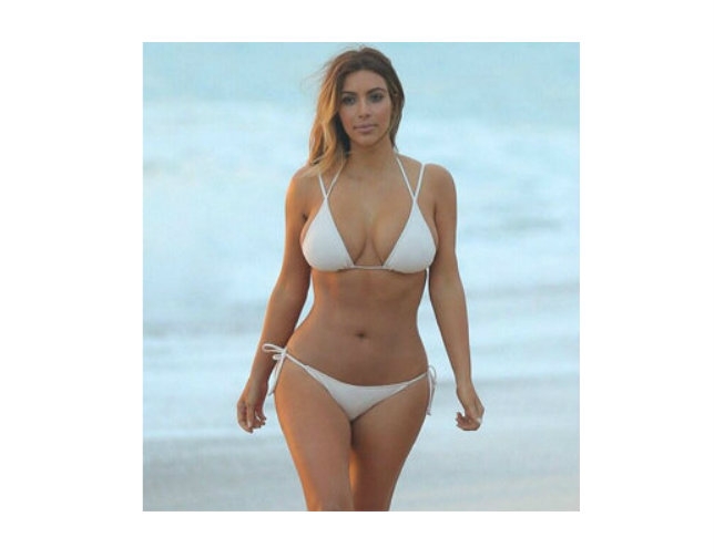 Kim Kardashian se dejó ver en las playas de Miami, Florida, presumiendo de cuerpazo en un bikini blanco.
