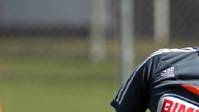 El delantero de Chivas,  Jesús 'Chapo' Sánchez (izq.), le gana  el balón por arriba a un jugador del San Luis.