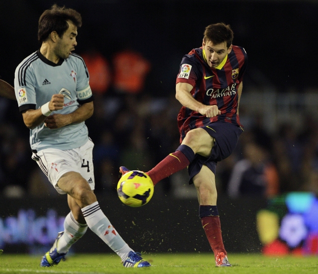 Lionel Messi (d), del Barcelona, dispara ante la marca de Borja Oubina, del Celta.