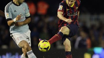 Lionel Messi (d), del Barcelona, dispara ante la marca de Borja Oubina, del Celta.