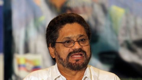 El comandante de las (FARC), Luciano Marín Arango, alias "Iván Márquez", lee un comunicado a la prensa.