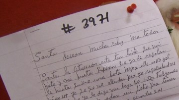 Una de las cartas que le dejaron a  Santa Claus en la oficina del correo de la calle 33 y Octava avenida, en Manhattan.