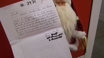 Una de las cartas que le dejaron a  Santa Claus en la oficina del correo de la calle 33 y Octava avenida, en Manhattan.