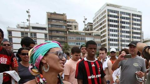 El concejal Elton Babú presentó un proyecto de ley para permitir la práctica del "topless" en las playas cariocas.