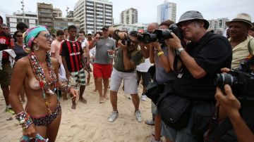 El concejal Elton Babú presentó un proyecto de ley para permitir la práctica del "topless" en las playas cariocas.