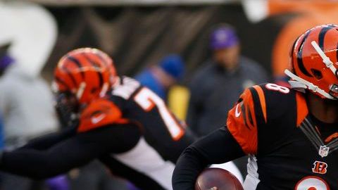 Josh Johnson corre el balón durante la segunda mitad.
