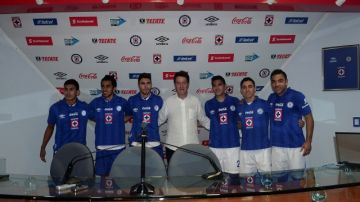 Agustín Manzo, al centro,  posa  para los fotógrafos con  los  seis refuerzos del Cruz Azul para el Clausura 2014.