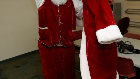 Dee Sinclair, quien se identifica como el Santa negro.