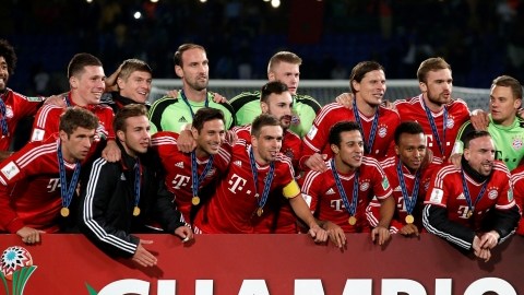 En la cancha del Estadio Marrakech,  jugadores del Bayern presumen felices su trofeo de campeones del Mundial de Clubes de Marruecos 2013.