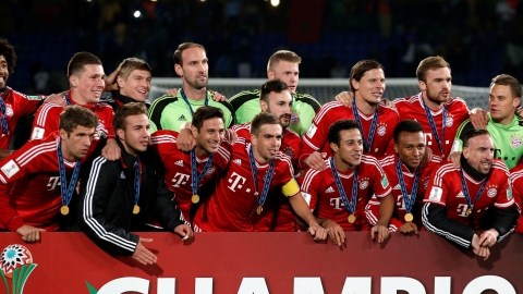En la cancha del Estadio Marrakech,  jugadores del Bayern presumen felices su trofeo de campeones del Mundial de Clubes de Marruecos 2013.