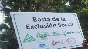 Una joven del 'Movimiento Reconocido' (i) acompañada de una dirigente  protestan por la sentencia que niega la nacionalidad a descendientes de haitianos.