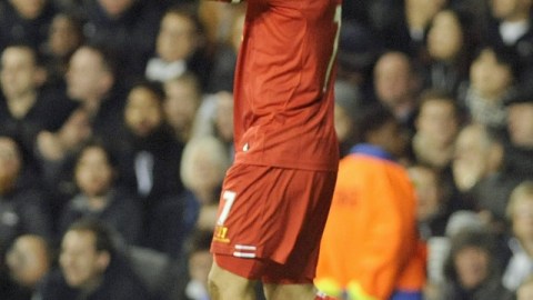 El delantero uruguayo Luis Suárez, de Liverpool, marcó ayer dos goles para elevar a 19 su cuenta personal en esta temporada de la Liga Premier.