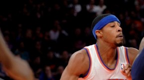 James Johnson (3), de los Grizzlies, trata de avanzar ante la marca de Tore Murry (23) y J.R. Smith (d), en la victoria de Memphis ayer en el  Garden.